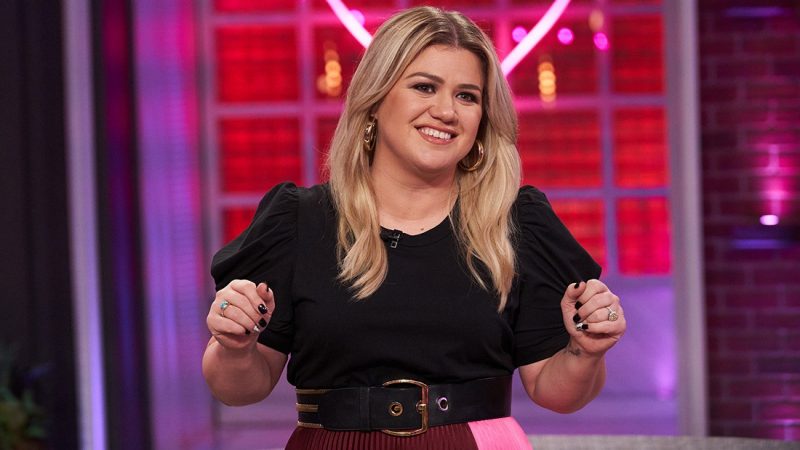 Kelly Clarkson files to officially change her name