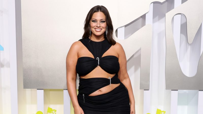 Ashley Graham praised by mums everywhere for rocking stretchmarks at the VMAs