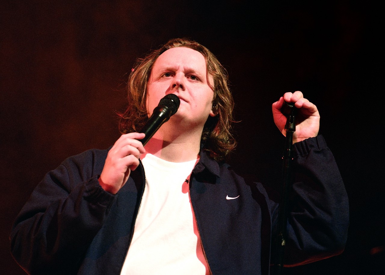 LONDON, ENGLAND - SEPTEMBER 02: Lewis Capaldi performs on stage at The O2 Arena on September 02, 2022 in London, England. (Photo by Gus Stewart/Redferns)