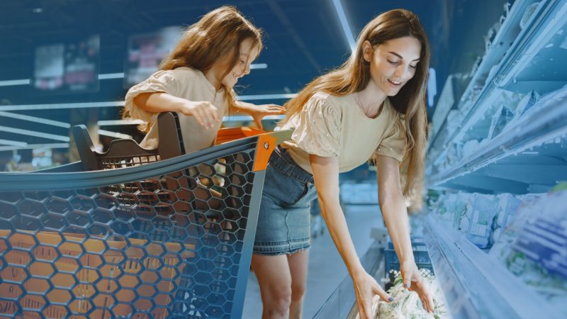 Expert shares how Kiwi parents navigate kids on supermarket shopping in tough financial times
