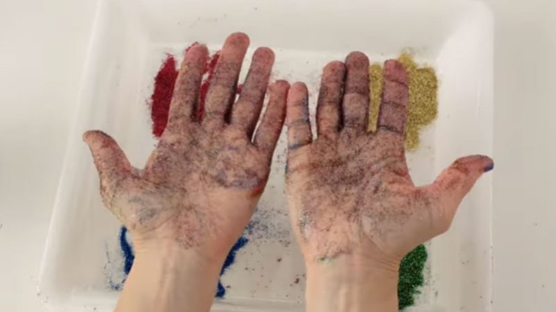 Parents are using this ‘pepper & glitter experiment’ to teach kids about hand-washing