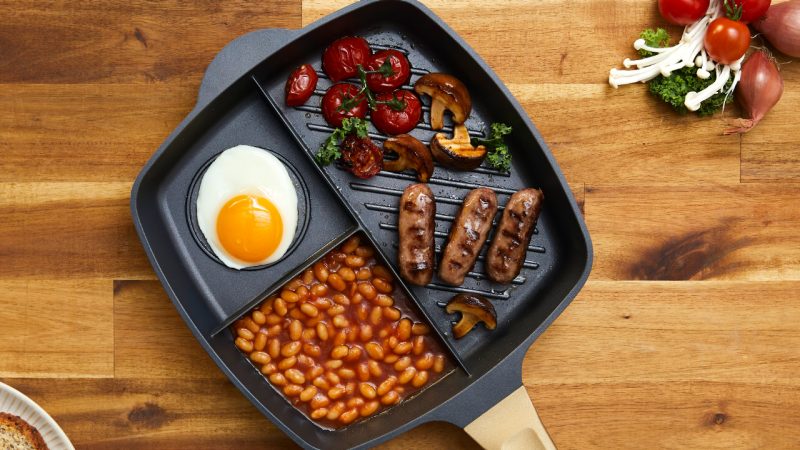 This fry pan cooks your whole brekkie at once and destroys the need for dishes